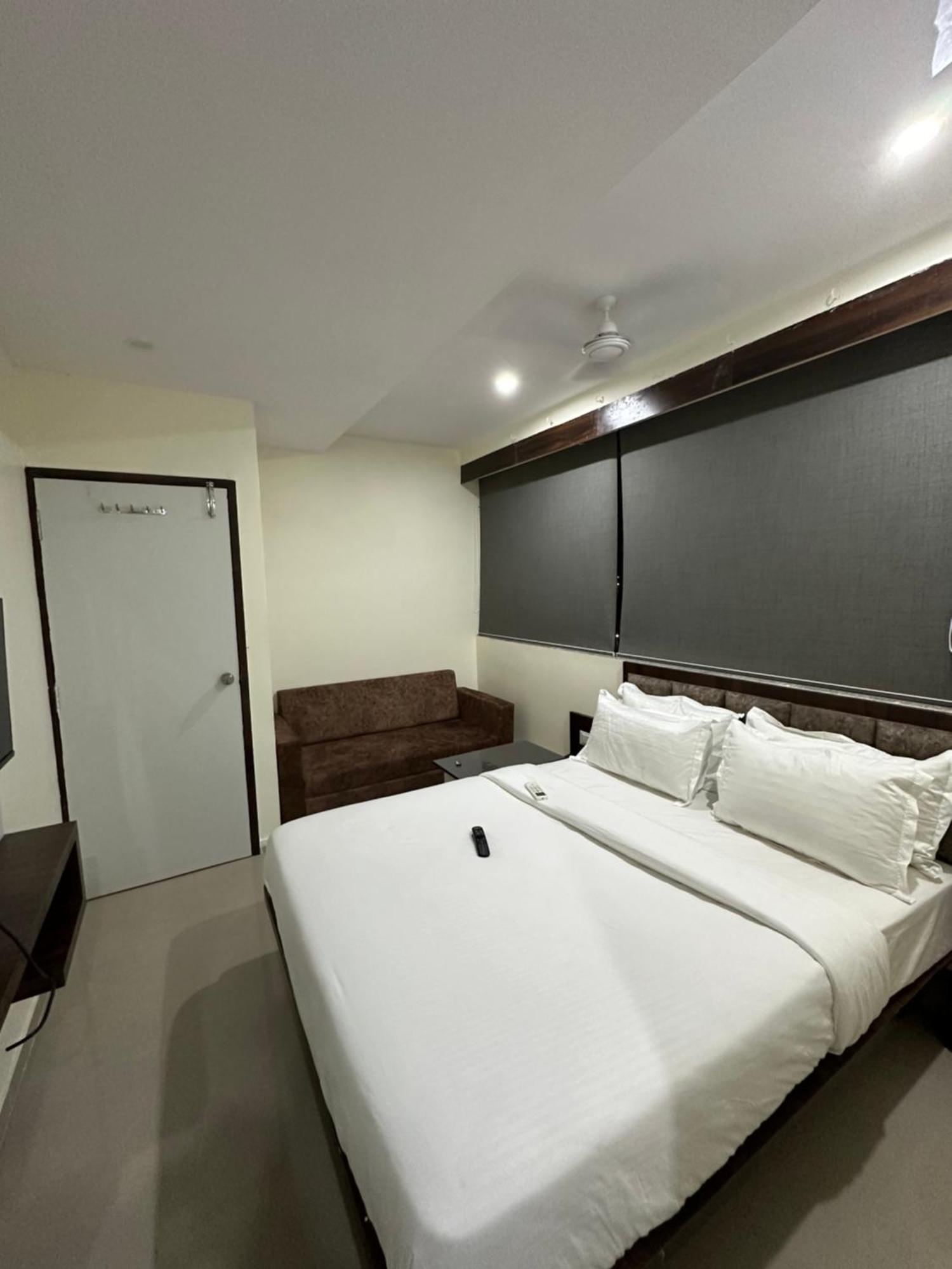 Hotel Golden View Vadodara Exteriör bild